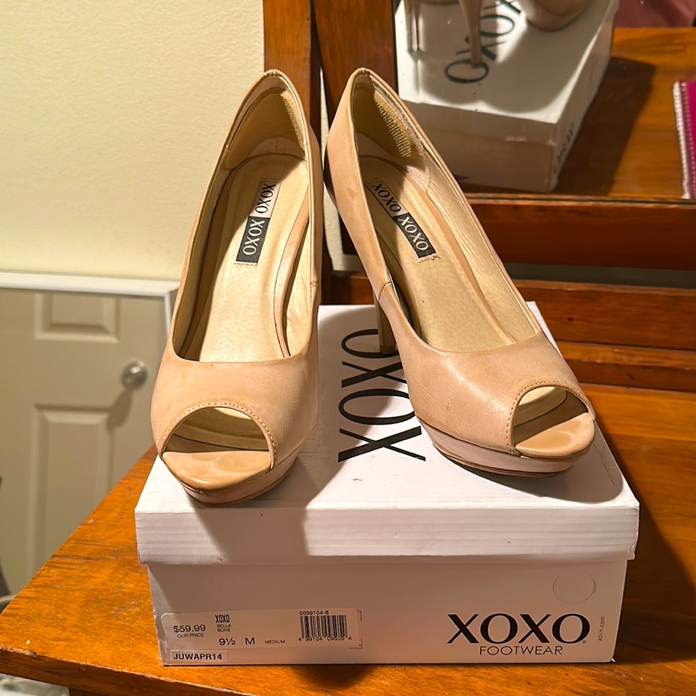 XOXO Bella Bone Peep Toe Heels